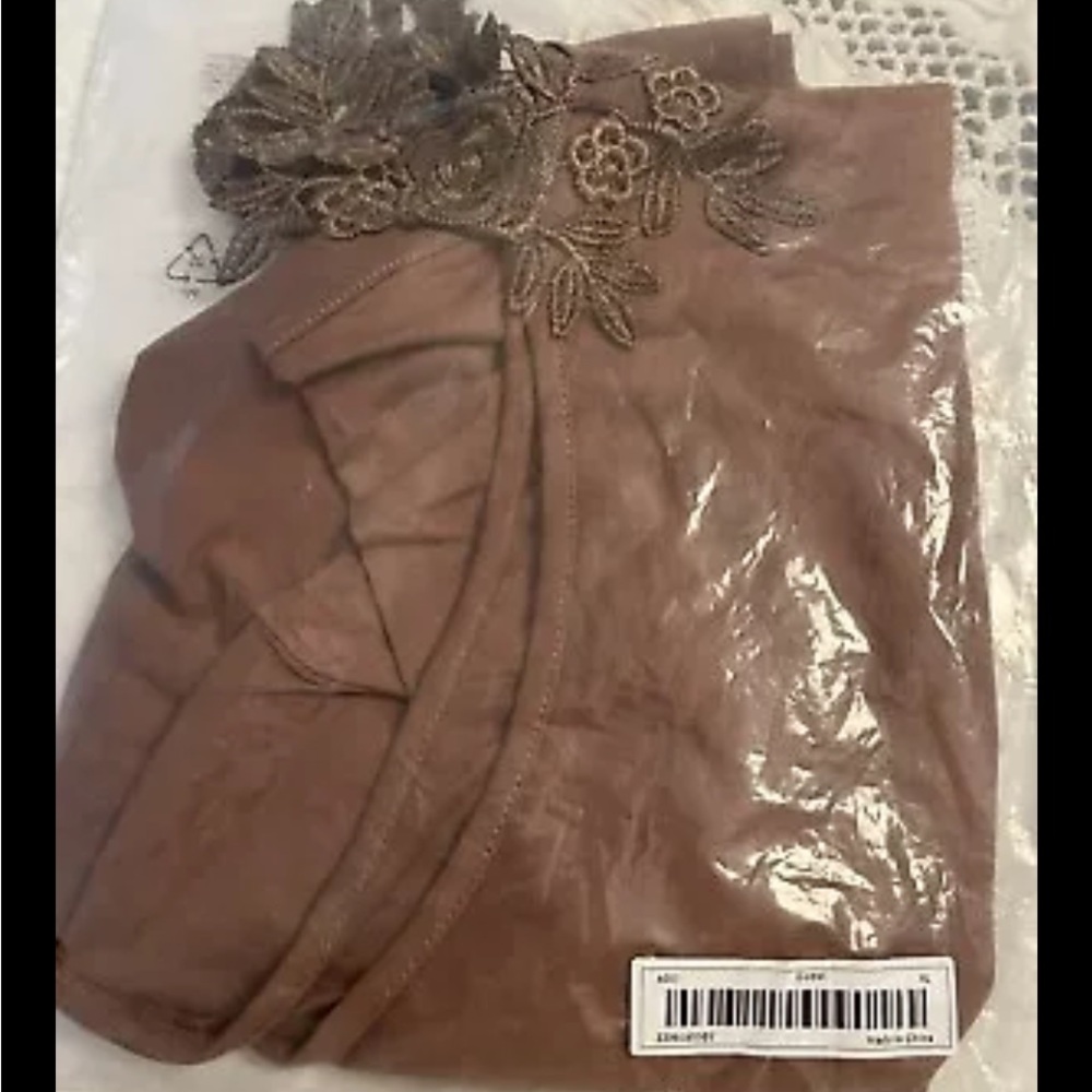HUGE BUNDLE SALE! SEXY VIBES GUIPURE LACE STRAP ASYMMETRICAL NECK TOP XL NWT - Picture 9 of 9